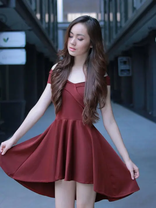 Saat menghadiri sebuah acara, pemeran Arumi di Istri Kedua ini juga tak melakukan banyak style pada rambutnya. Pasalnya, dress berwarna merah marun ini telah memiliki detail yang membuat penampilannya tampak anggun dan menawan. (Liputan6.com/IG/@jennifereve99)