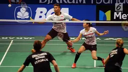 Ganda Campuran Indonesia, Preveen Jordan/Debby Susanto mengembalikan kok ke arah Mathias Christiansen/Sara Thygesen (Denmark) di putaran pertama Indonesia Open 2017 di Jakarta, Selasa (13/6). Preveen/Debby kalah 1-2. (Liputan6.com/Helmi Fithriansyah)