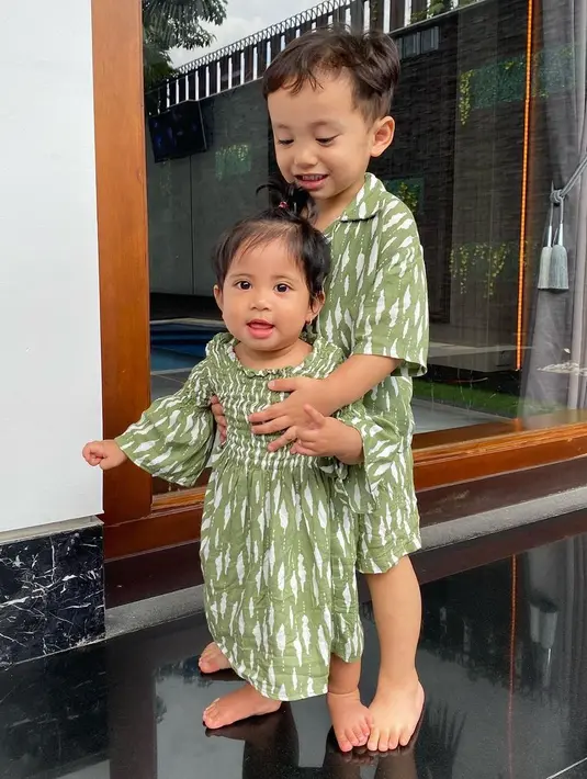 Lihat saja betapa kompaknya Xabiru dan Chava, dua anak lucu ini tampak mengenakan busana warna hijau. (Foto: instagram.com/rachelvennya)