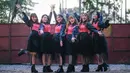 <p>Ciri khas girlband Cherrybelle adalah menggunakan kostum seragam setiap tampil di atas panggung. Saat konser pada acara musik 18 September 2022, Cherrybelle menggunakan nama baru yaitu Chibi-Chibi. (Instagram/@Steffy_ai)</p>