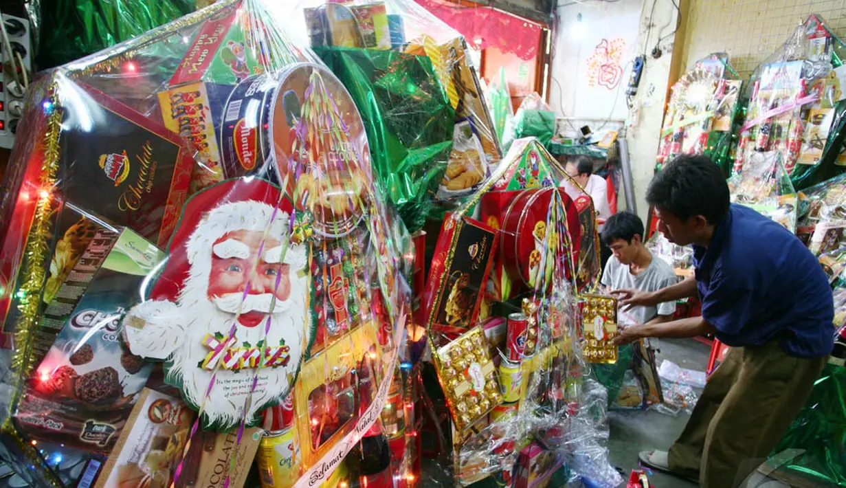 Menjelang perayaan Natal, pesanan parcel di kawasan Glodok, Jakarta, mengalami kenaikan. Foto diambil pada Sabtu (20/12/2014). (Liputan6.com/Johan Tallo)