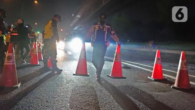 Petugas Gabungan Gencarkan Pemeriksaan SIKM Jakarta: Suasana pemeriksaan SIKM di Tol Jakarta-Cikampek Km 47, Karawang, Jawa Barat, Kamis (28/5/2020). Petugas memutarbalikkan kendaraan menuju Jakarta yang tidak dilengkapi SIKM Jakarta dalam upaya pencegahan COVID-19 . (Liputan6.com/Herman Zakharia)