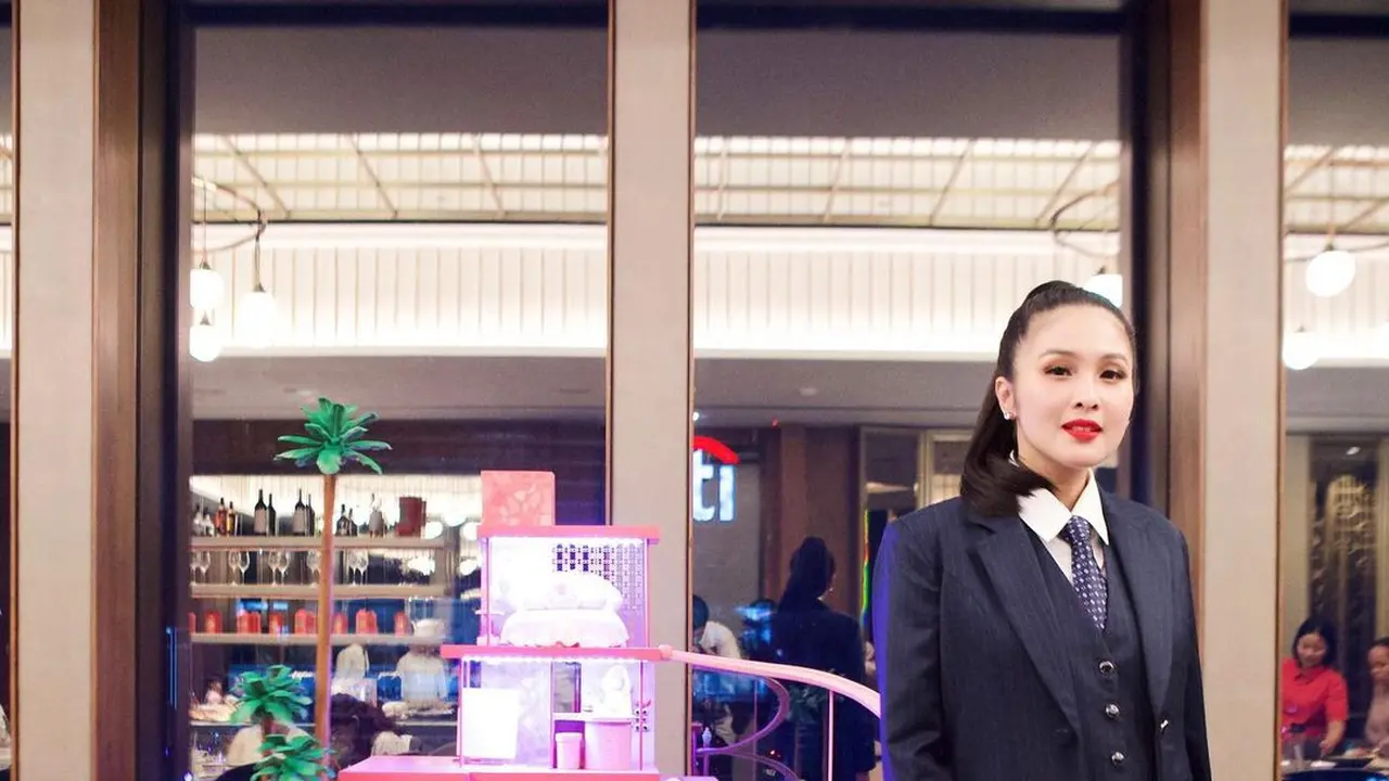 10 Gaya Sandra Dewi Kenakan Set Blazer di Perayaan Ulang Tahun ke-40, Tampilkan Pesona Barbie dengan Vibes Maskulin