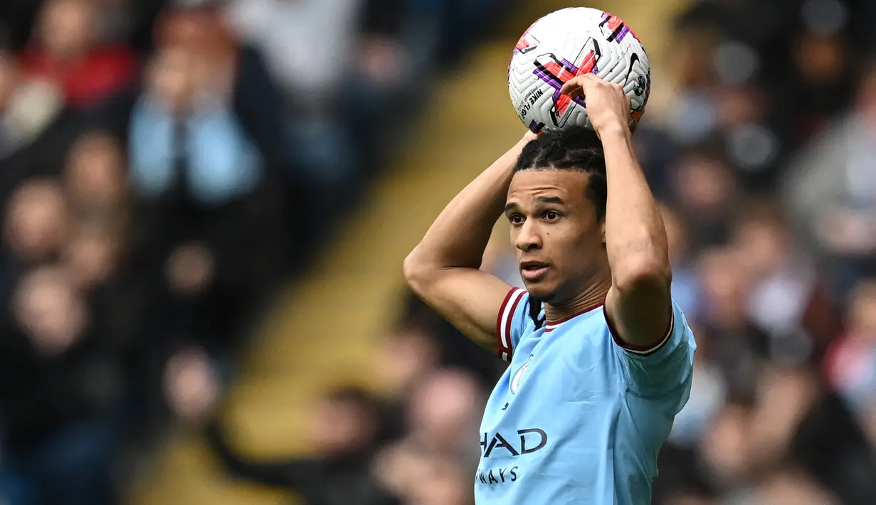 Bek Manchester City, Nathan Ake bersiap melakukan lemparan ke dalam saat menghadapi Liverpool pada laga Liga Inggris 2022/2023 di Etihad Stadium, Manchester (1/4/2023). Nathan Ake menjadi pemain termahal yang pernah dilepas Bournemouth ke sesama klub Inggris hingga kini. Setelah dibeli dari Chelsea dengan nilai 22,8 juta euro pada awal musim 2017/2018, Bournemouth kemudian menjualnya ke Manchester City pada awal musim 2020/2021 dengan nilai 45,3 juta euro atau kini setara Rp473 miliar. (AFP/Paul Ellis)