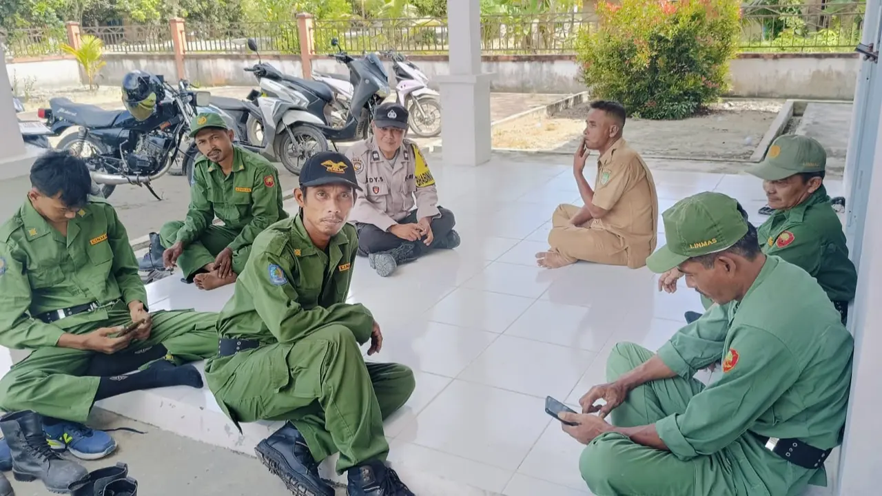 Personel Polres Rokan Hulu bersama Linmas yang akan mengamankan tempat pemungutan suara.