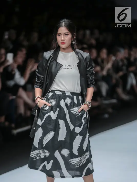 Aktris Dian Sastrowardoyo memperagakan busana bertajuk Cotton Ink x Dian Sastro pada Jakarta Fashion Week 2019 hari ke-5 di Senayan City, Rabu (24/10). "COTTONINK" mempersembahkan sejumlah rancangan dari beberapa artis. (Liputan6.com/Faizal Fanani)