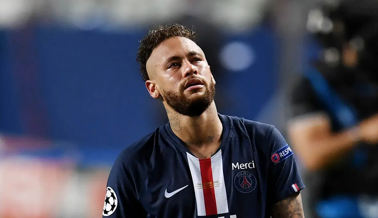 Striker Paris Saint-Germain, Neymar, menahan air mata usai ditaklukkan Bayern Munchen pada laga final di Stadion The Luz, Portugal, Senin (24/8/2020). Kekalahan ini membuat PSG gagal meraih gelar Liga Champions pertamanya. (AFP/David Ramos,Pool)