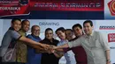 Delapan perwakilan tim sepakbola yang akan berlaga di babak delapan besar Piala Jenderal Sudirman 2015 bersalaman usai pengundian di Jakarta, Kamis (3/12/2015). Babak 8 besar akan berlangsung di dua kota, Solo dan Sleman. (Liputan6.com/Helmi Fithriansyah)