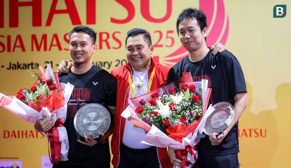 <p>Ketua PBSI, M. Fadil Imran (tengah) berfoto dengan pebulu tangkis ganda putra Indonesia, Mohammad Ahsan/Hendra Setiawan berfoto bersama dalam acara 'Moment of Honor The Daddies' sebelum laga final Indonesia Masters 2025 di Istora Senayan, Jakarta, Minggu (26/01/2025). (Bola.com/Bagaskara Lazuardi)</p>