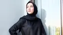 Aryani Fitriana kerap membagikan foto dirinya dengan busana simpel dan santai. Salah satu outfit yang sering ia pakai adalah busana serba hitam. (Liputan6.com/IG/aryanifitriana24)