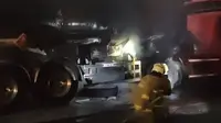 Truk tangki BBM yang tengah parkir di area SPBU Jalan Kemanggisan Utama Raya, Jakarta Barat, terbakar pada Sabtu (11/10/2025). (Dok. Istimewa)