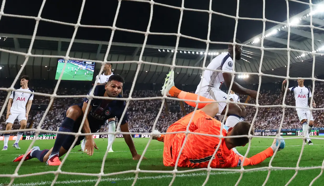 Pemian PSG, Goncalo Ramos (kiri) mencetak gol penyeimbang 2-2 ke gawang Tottenham Hotspur dalam laga final UEFA Super Cup yang berlangsung di Bluenergy Stadium, Udinese, Italia, Rabu (13/08/2025) waktu setempat. (AFP/Franck Fife)