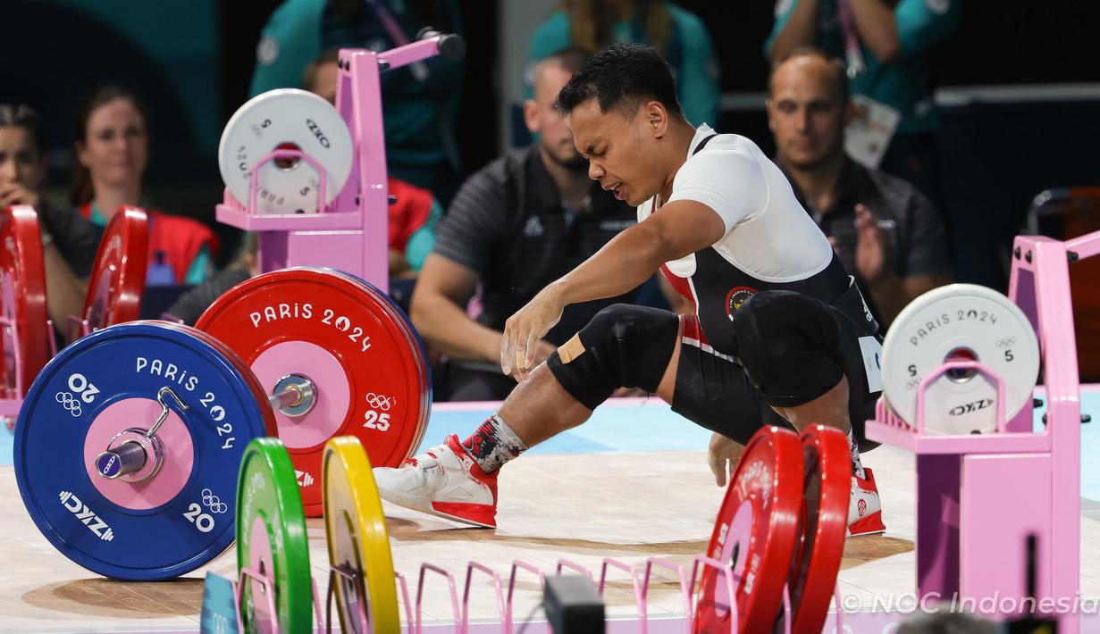 Lifter Indonesia, Eko Yuli Irawan terjatuh saat melakukan angkatan clean and jerk pada cabang olahraga angkat besi 61 kg putra Olimpiade 2024 di South Paris Arena, Paris, Prancis, Rabu (07/08/2024). (Dok. NOC Indonesia/Naif Muhammad Al'as)