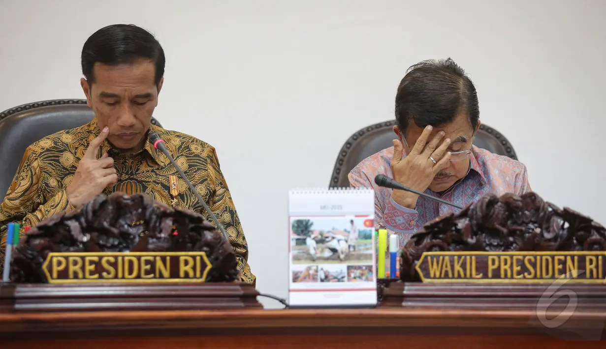 Presiden Joko Widodo didampingi Wakil Presiden Jusuf Kalla memimpin rapat terbatas (ratas) di Kantor Presiden, Jakarta, Selasa (26/5/2015). (Liputan6.com/Faizal Fanani)
