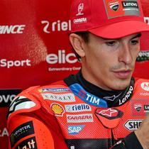 Pada latihan bebas pertama, Marc Marquez sempat membukukan waktu tercepat di sebagian besar sesi sebelum tergusur di menit-menit akhir. Tampak dalam foto, pembalap MotoGP Spanyol dari Tim Ducati Lenovo, Marc Marquez bersiap untuk sesi latihan bebas jelang Grand Prix MotoGP Indonesia di Sirkuit Internasional Mandalika, Nusa Tenggara Barat, pada 3 Oktober 2025. (SONNY TUMBELAKA/AFP)