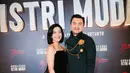 Melengkapi tampilannya dengan wedges strap hitam dan tampak Luli mengenakan naik arti di kaki kukunya warna hitam. Ia pun berfoto bersama lawan mainnya, Anjasmara yang mengenakan beskap hitam dihiasi bros berantai. [@armanfebrayan]