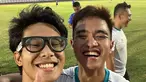 Alam Ganjar tampak akrab dengan Kaesang Pangarep saat ikuti fun football. Momen pertemuan anak Jokowi dan Ganjar ini curi perhatian. Banyak warganet senang dengan momen keakraban keduanya. (Liputan6.com/IG/alamganjar)