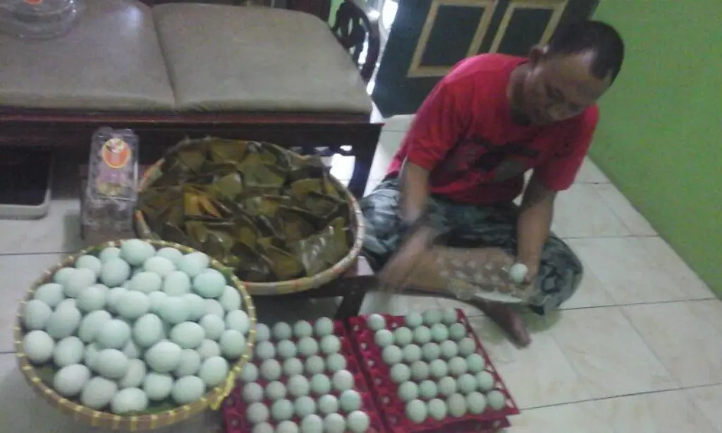 Selain menjadi asisten therapis bagi penyandang autis, Faisal kini memiliki usaha pembuatan telur asin rasa bawang. (foto :  / Edhie Prayitno Ige)