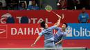 Kevin Sanjaya/Marcus Gideon berebut kok saat melawan Rian Agung/Hendra Setiawan pada babak kedua Daihatsu Indonesia Master 2018 di Istora Senayan, Kamis (25/1/2018). Kevin/Marcus menang 21-16 23-2.1 (Bola.com/Nick Hanoatubun)
