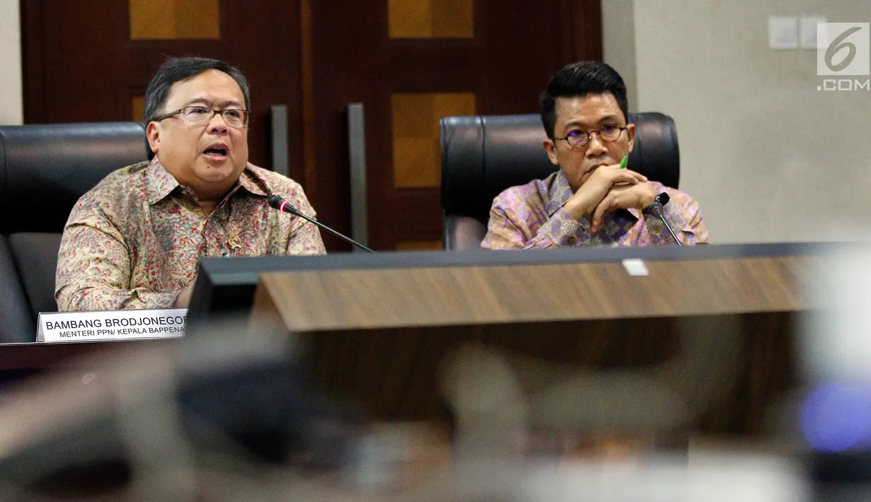 Menteri Negara PPN/Ka Bappenas Bambang Brodjonegoro bersama Anggota DPR Fraksi XI Mukhamad Misbakhun saat menjadi pembicara di Kantor Staf Presiden, Jakarta, Senin (13/5/2019). Diskusi ini membahas tema "Berapa Lama Membangun Ibukota Baru?". (Liputan6.com/Johan Tallo)