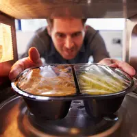 Pernahkah kamu memasukkan bahan makanan berikut ini ke dalam microwave?