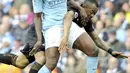 Pemain Manchester City, Yaya Toure (kiri) berebut bola dengan pemain Swansea, Jordan Ayew pada lanjutan Premier League di Etihad Stadium, Manchester, (22/4/2018). Manchester City menang 5-1.(AP/Rui Vieira)