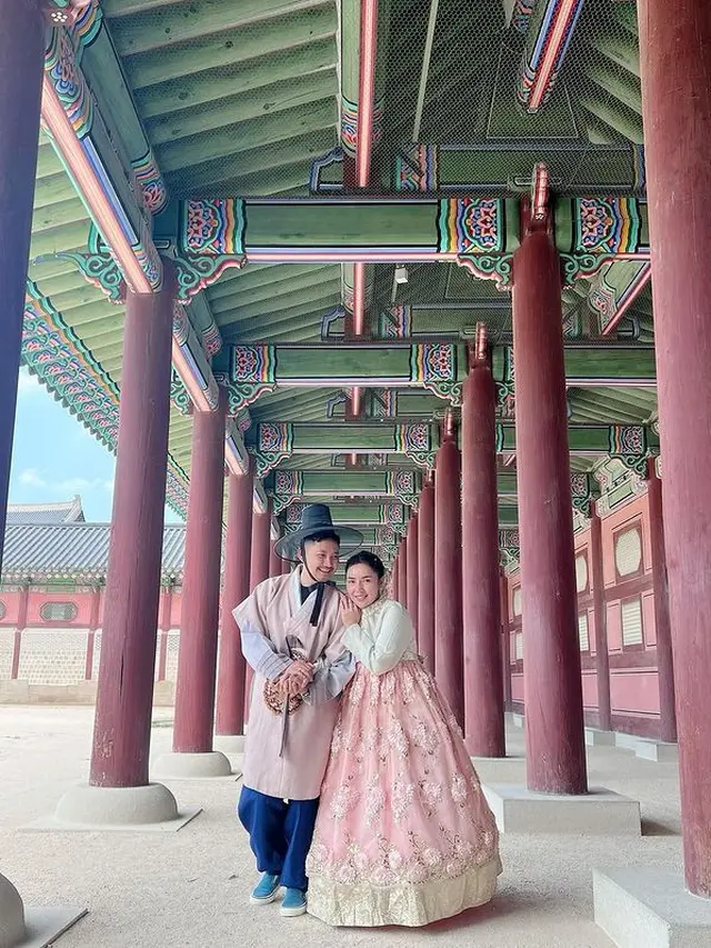 Potret Angga Wijaya Liburan Bareng Anak dan Istri di Korea, Penuh Cinta