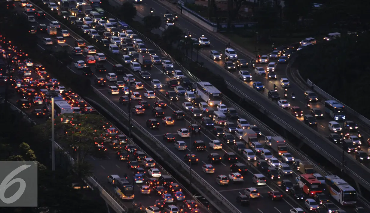 Jelang libur panjang Idul Adha, kondisi lalu lintas di tol dalam kota dan lingkar luar Jakarta mulai macet disebabkan banyaknya volume kendaraan, Jakarta, Jumat (9/9). (Liputan6.com/Gempur M Surya)