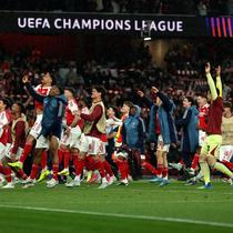 Pemain Arsenal merayakan keberhasilan melangkah ke final Liga Champions usai meraih kemenangan 1-0 atas Atletico Madrid pada leg kedua semifinal di Emirates Stadium, Rabu (6/5/2026) dini hari WIB. Arsenal lolos ke final dengan kemenangan agregat 2-1. (Adrian Dennis / AFP)