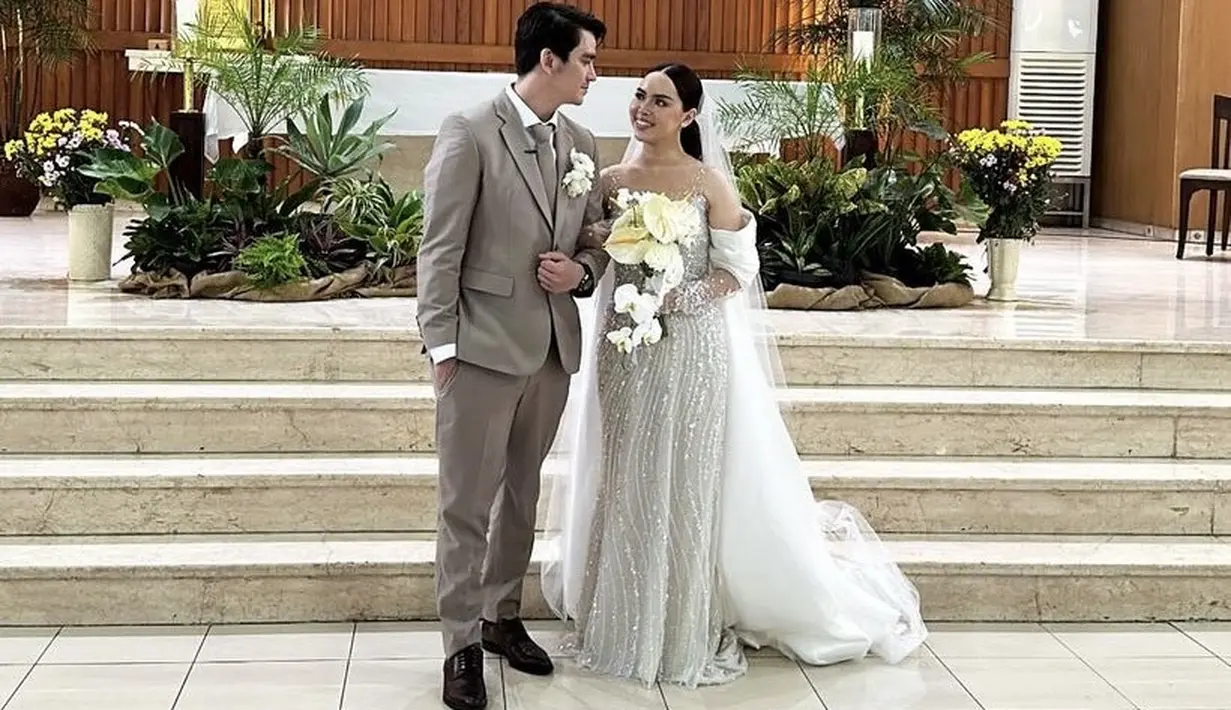 Sementara itu, Marcella dibalut gaun putih panjang dengan aksen bling-bling model off shoulder dilengkapi veil panjang menyapu lantai. [@clarissaagnwn]