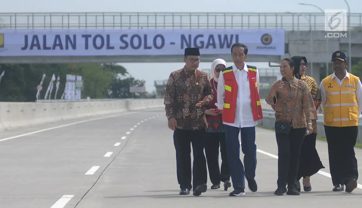 Presiden Jokowi didampingi menteri dan pejabat daerah Jawa Tengah meninjau kondisi jalan tol Sragen-Ngawi seusai peresmian di kilometer 538 jalan tol Solo-Ngawi, Rabu (28/11). Jalan tol itu akan digratiskan selama seminggu. (Liputan6.com/Angga Yuniar)