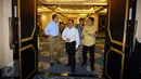Waketum Partai Golkar versi Munas Ancol Priyo Budi Santoso (kedua kiri) meninggalkan ruangan usai putusan mahkamah Partai Golkar di Jakarta, Jumat (15/1/2016). Sidang memutuskan membentuk tim transisi untuk rekonsiliasi. (Liputan6.com/Helmi Fithriansyah)
