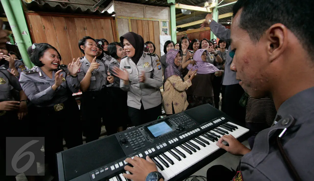 Sejumlah Polwan berjoget bersama saat bakti sosial pengobatan gratis di Pasar Cebongan,Sleman, (25/8). Bakti sosial di selanggarakan oleh Polres Sleman untuk menyambut HUT Polwan ke 68.  (Boy Harjanto)