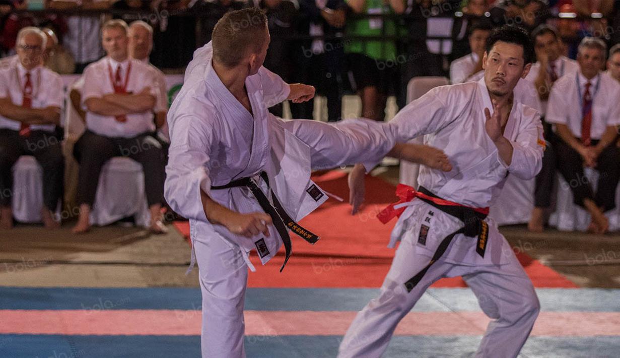Penampilan karateka Jepang, Jun Wakisaka, pada final Grand Master ajang Kejuaraan Dunia Karate SKIF 2016 melawan karateka Denmark, Philip Carlsen. Jun Wakisaka berhasil meraih gelar Grand Master. (Bola.com/Vitalis Yogi Trisna)