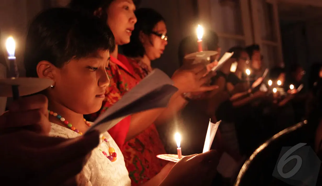 Misa Natal di Gereja Immanuel Jakarta berlangsung dalam suasana khidmat dengan diiringi lagu-lagu bernuansa Natal, Rabu (24/12/2014). (Liputan6.com/Faizal Fanani)