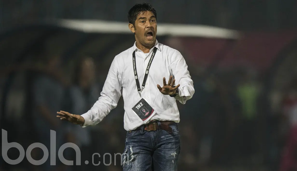 Pria asal Padang itu hampir sepanjang pertandingan memberikan dukungan kepada anak asuhnya. (Bola.com/Vitalis Yogi Trisna)