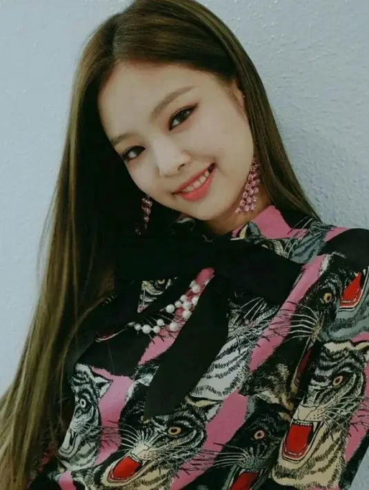 Si imut Jennie Blackpink ternyata suka membangun sesuatu dengan Lego. Wah gadis cantik ini ternyata punya imajinasi yang luar biasa. (Foto: koreaboo.com)