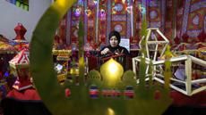 Perajin Palestina, Reham Shurab membuat lentera tradisional "fanous" untuk dekorasi menjelang bulan suci Ramadan, di bengkel rumahnya di Khan Yunis di Jalur Gaza Selatan pada Senin 13 Maret 2023. Fanous merupakan lampu atau lentera khas berwana dengan lilin di dalamnya sehingga mengeluarkan pantulan cahaya. (SAID KHATIB/AFP)