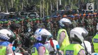 Anggota TNI menaiki kendaraan lapis baja saat mengikuti apel Operasi Lilin di Lapangan Silang Monas, Jakarta Pusat, Kamis (21/12/2023). (merdeka.com/Arie Basuki)