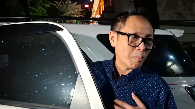 Anggota DPR RI nonaktif sekaligus pelawak Eko Hendro Purnomo alias Eko Patrio saat bertandang ke Polda Metro Jaya, Jumat (12/9/2025) malam.