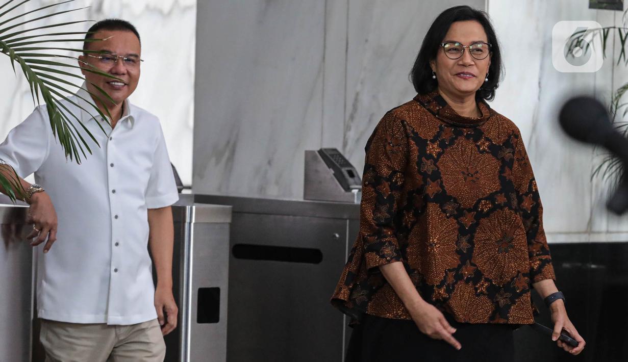 Menteri Keuangan Sri Mulyani (kanan) berjalan bersama Ketua Tim Gugus Tugas Sinkronisasi Prabowo-Gibran, Sufmi Dasco Ahmad (kiri) usai melakukan pertemuan tertutup di Kantor Kementerian Keuangan, Jakarta, Jumat (31/5/2024). (Liputan6.com/Angga Yuniar)