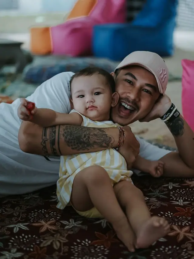 6 Potret Fandy Christian Momong Anaknya, Menggemaskan