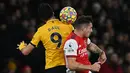 Striker Wolverhampton Wanderers Raul Jimenez berebut bola dengan gelandang Arsenal Granit Xhaka pada partai tunda pekan ke-20 Liga Inggris di Emirates Stadium, Jumat (25/2/2022) dini hari WIB. Arsenal menang dramatis 2-1 berkat dua gol di menit akhir. (Glyn KIRK / AFP)