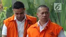 Dua tersangka Eka Kamaludin (kiri) dan Kabag ULP Purbalingga Hadi Iswanto (kanan) tiba untuk menjalani pemeriksaan oleh penyidik di gedung KPK, Jakarta, Kamis (12/7). (Merdeka.com/Dwi Narwoko)