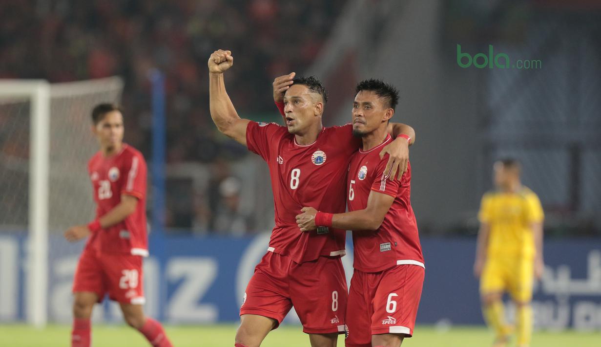 Addison Oliveira (kiri) dan Maman Abdurahman merayakan gol ke gawang Song Lam Nghe An FC pada laga Piala AFC 2018 di Stadion Utama GBK, Senayan, Jakarta, (13/3/2018). Persija Jakarta menang 1-0. (Bola.com/Nick Hanoatubun)