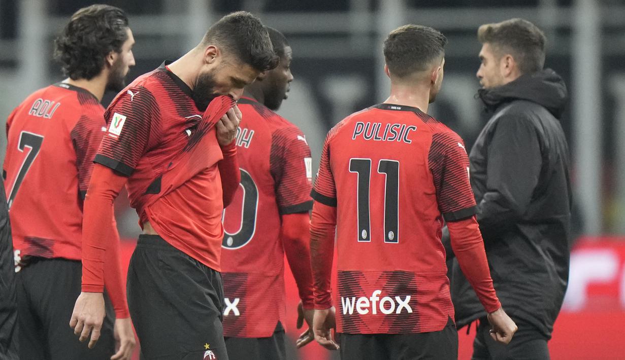 Langkah AC Milan terhenti di babak perempatfinal Coppa Italia 2023/2024 setelah kalah 1-2 dari sang tamu Atalanta di San Siro Stadium, Milan, Kamis (11/1/2024) dini hari WIB. Sejatinya AC Milan unggul terlebh dahulu lewat gol Rafael Leao pada menit ke-45. Namun Atalanta sukses menyamakan skor 1-1 sebelum turun minum lewat gol Teun Koopmeiners pada masa injury time babak pertama. Teun Koopmeiners menjadi pahlawan Atalanta setelah mencetak gol kedua sekaligus gol kemenangan lewat titik penalti pada menit ke-59. Dua kartu merah dikeluarkan wasit untuk pelatih Atalanta, Gian Piero Gasperini dan kiper AC Milan, Antonio Mirante. (AP Photo/Luca Bruno)