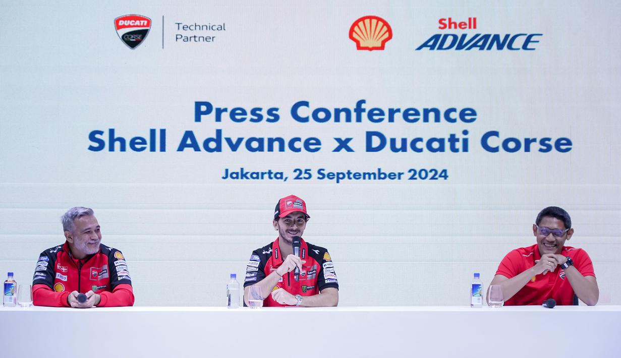(Kiri ke kanan) Ducati Corse Sporting Director Mauro Grassilli, Ducati Rider Francesco Bagnaia dan Vice President Marketing Lubricants Shell Indonesia Arie Satyanggoro, pada sesi talkshow dalam acara Konferensi Pers Shell Advance dan Ducati Corse di Jakarta (25/09). (Dok Shell Advance)