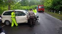 Tabrakan maut yang melibatkan mobil bak terbuka dengan mini bus terjadi di Jalan Umum Wonosari - Yogyakarta, tepatnya di Hutan Tleseh Bunder. (Liputan6.com/ Hendro Ary Wibowo)