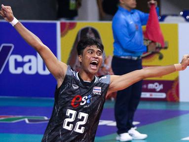 Pemain Timnas Voli Thailand, Anurak Phanram melakukan selebrasi setelah mencetak poin pada laga putaran pertama SEA V League 2023 melawan Timnas Voli Indonesia di Padepokan Voli Jenderal Polisi Kunarto, Bogor, Minggu (23/07/2023). (Bola.com/Bagaskara Lazuardi)
