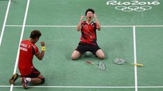 Pasangan Indonesia, Tontowi Ahmad/Liliyana Natsir, berhasil melangkah ke final usai menaklukkan Zhang Nan/Zhao Yunlei pada Olimpiade 2016 di Rio de Janeiro, Brasil, Selasa (16/8/2016). (AFP/Jim Watson)